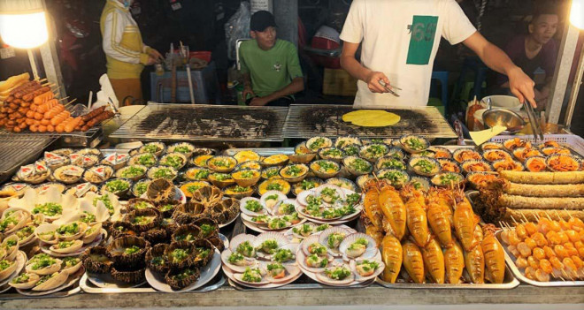 Hải sản được ướp và chế sẵn để nướng phục vụ du khách (Ảnh: sưu tầm)