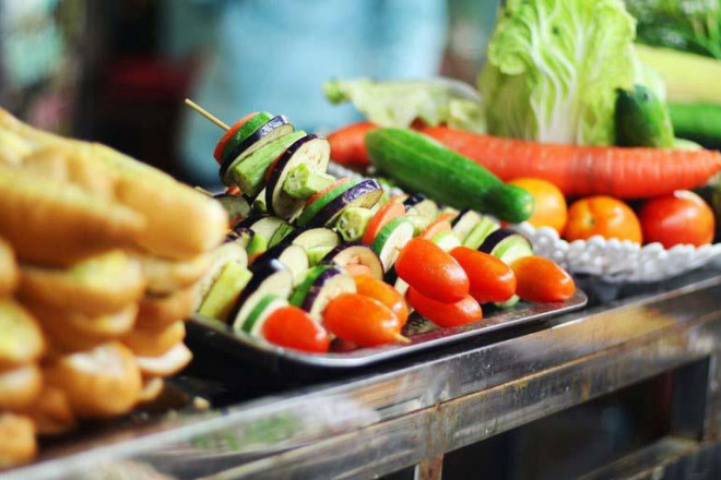 Một gợi ý tuyệt vời cho một món ăn vừa nhẹ bụng vừa ngon chính là rau củ xiên nướng. Mỗi xiên nướng gồm nhiều loại rau củ như cà chua, đậu bắp, cà tím, cà rốt, dưa leo…được ướp qua gia vị thơm ngon. Rau củ xiên nướng mà còn đi kèm với các xiên hải sản nướng thì còn gì tuyệt hơn. (Ảnh: sưu tầm)