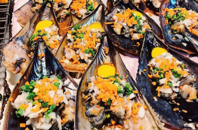 Sò mai được bày bán khá phổ biến ở chợ đêm Phú Quốc, người bán thường cho thêm trứng cút, hàu, cà rốt, mỡ hành,... vào món ăn này (Ảnh: Sưu tầm)