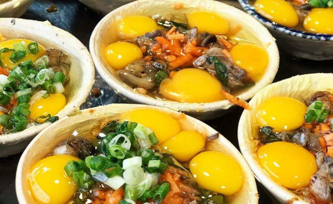Tại chợ đêm Phú Quốc, một số món ăn thường được đựng trong chén nhỏ, trình bày bắt mắt, như trứng cút nướng, hàu sữa nướng phô mai, hàu sữa nướng bơ,… (Ảnh: sưu tầm)