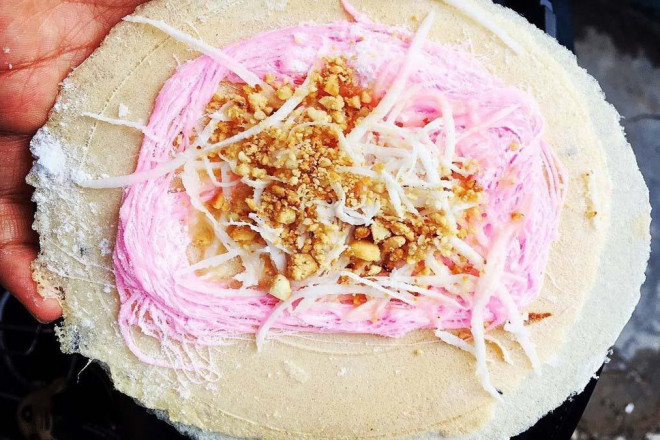 Bánh bò thốt nốt ngọt nhẹ, mùi thơm béo và mềm. Bánh có màu nâu vì đường thốt nốt được dùng làm bánh. Vì bánh làm từ đường thốt nốt nên khi ăn bạn sẽ cảm thấy vị ngọt thanh nhẹ và mùi thơm của đường. Hòa quyện với các thành phần làm bánh khác tạo nên hương vị độc đáo của bánh. (Ảnh: sưu tầm)