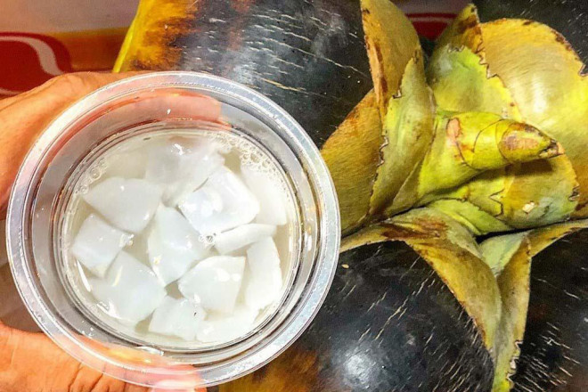 Nước Thốt Nốt – Nước giải khát màu trắng đục mát lạnh tại chợ đêm Phú Quốc. Phần nước chiết xuất từ thân cây thốt nốt có vị thanh, mát.(Ảnh: sưu tầm)