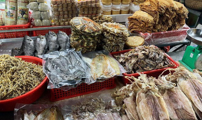  Ngoài các món ăn liền, chợ đêm Phú Quốc còn có khu bày bán đặc sản khô gồm hải sản khô như mực khô, tôm khô, cá khô... với giá cả phải chăng, đây sẽ là những món quà ý nghĩa, thích hợp để làm quà tặng bạn bè hoặc người thân. (Ảnh: sưu tầm).