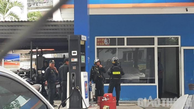 Cảnh sát cơ động vây cửa hàng xăng. Ảnh: B.T.