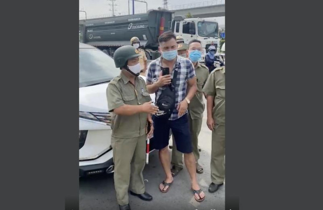 Lê Chí Thành đã ngồi trước đầu xe ô tô khi bị CSGT TP.HCM xử phạt. Ảnh: K.H