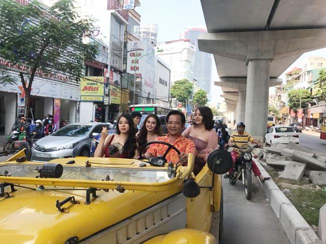 Thanh Hiền cùng dàn diễn viên chính của &#34;Đại gia chân đất 9&#34; từng gây xôn xao với cảnh phim ngồi trên &#34;siêu xe mui trần&#34; giễu phố. Theo cô, các nhân vật ăn mặc gợi cảm nhưng cảnh phim không hề nhạy cảm như mọi người nghĩ. Các chi tiết chỉ mang tính tấu hài, mang tiếng cười cho khán giả.
