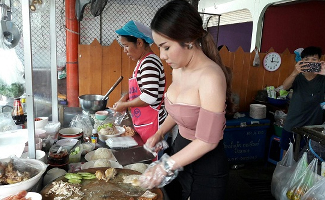 &#34;Đây là một hành động câu kéo khách bất chấp thủ đoạn, nếu không chú trọng đến chất lượng sản phẩm hay phục vụ thì kiểu kinh doanh này cũng không thể lâu bền được&#34;, một khách hàng nhận xét.
