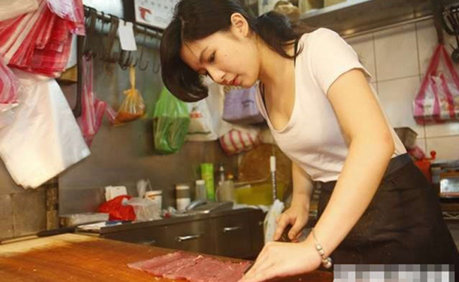 "Họ phải mua bao nhiêu kg thịt lợn để có thể có số điện thoại của cô nàng xinh đẹp này", một chàng trai để lại comment dưới bài viết đăng tải của cô gái Đài Loan được mệnh danh là "Công chúa bán thịt lợn".
