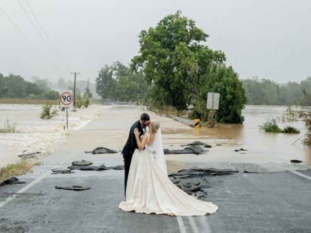 Bạn trẻ - Cuộc sống - Nước lũ dâng đúng ngày trọng đại, cô dâu được "giải cứu" bằng cách không ngờ