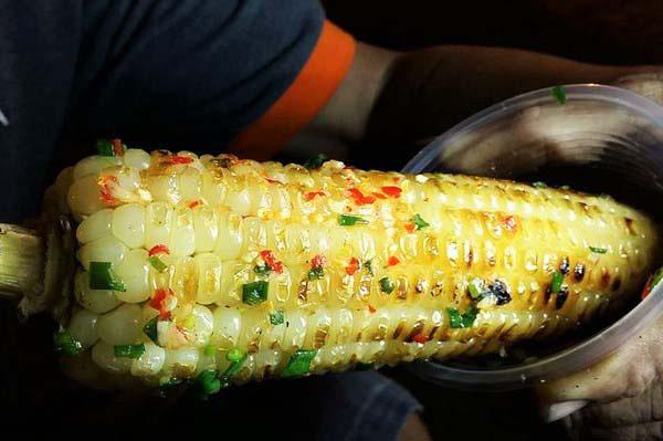 Món bắp nướng mỡ hành là một món khoái khẩu của hội ăn đêm. Những trái bắp được được quết lên lớp mỡ hành rồi nướng trên bếp than đỏ rực lửa nổ tí tách tỏa mùi thơm lừng. (Ảnh: sưu tầm)