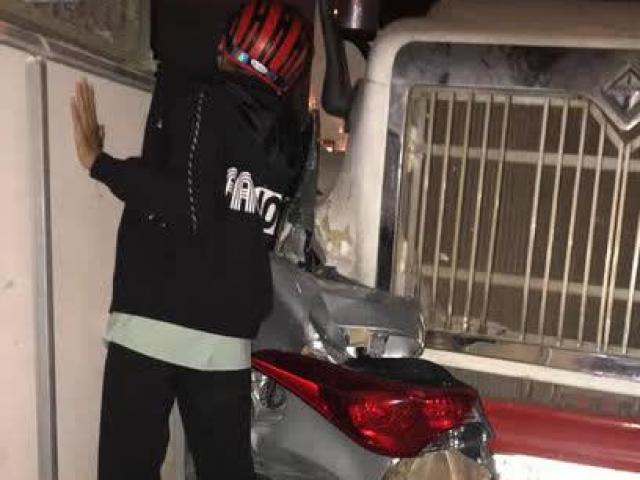 Tin tức trong ngày - Xe container bất ngờ tự trôi, tông trúng 2 ô tô