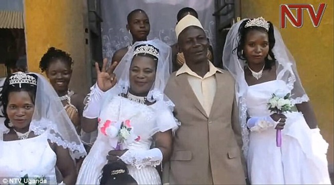 Không đủ tiền để tổ chức 3 lễ cưới, ông&nbsp;Ssemanda đành gộp chung làm một.