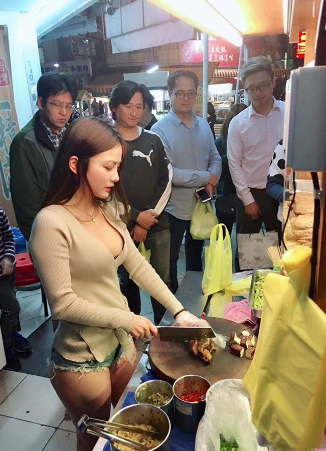 Trên đường phố Đài Loan, hình ảnh cô nàng mặc trang phục khoét trên, hở dưới đứng trước quầy thịt tiếp khách nườm nượp mua hàng đã từng gây xôn xao trên các trang mạng xã hội.
