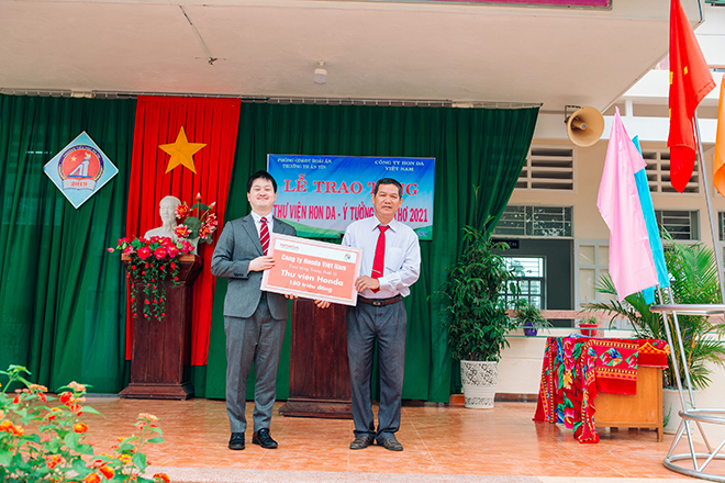 Đại diện HVN trao tặng thư viện cho Trường Tiểu học Ân Tín, tỉnh Bình Định