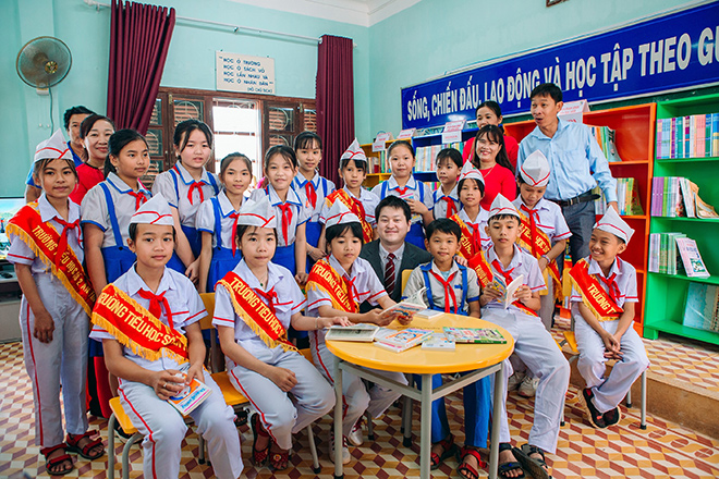 Các em học sinh cùng đọc sách tại thư viện