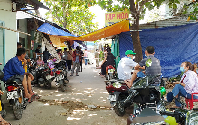Người dân địa phương bàng hoàng khi vụ cháy xảy ra khiến 3 người trong gia đình hàng xóm tử vong