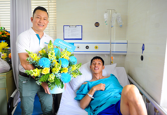 Quỹ Hi S từ Hisense Việt Nam đến thăm, động viên và hỗ trợ tuyển thủ Hùng Dũng 50 triệu đồng - 1