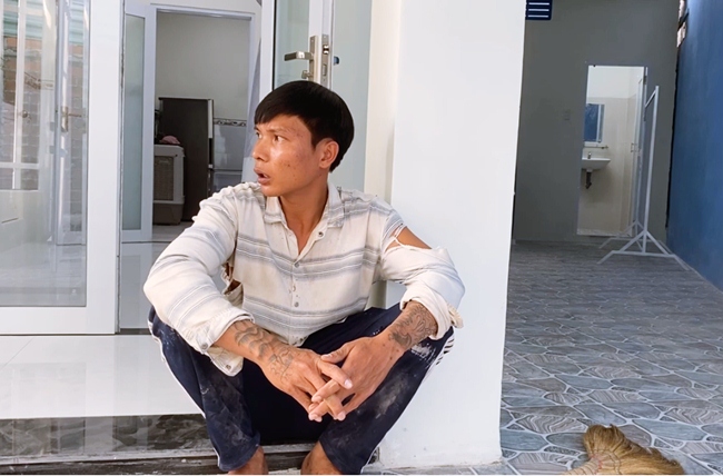 Lộc Fuho ngồi trước căn nhà được xây sửa mới khang trang.
