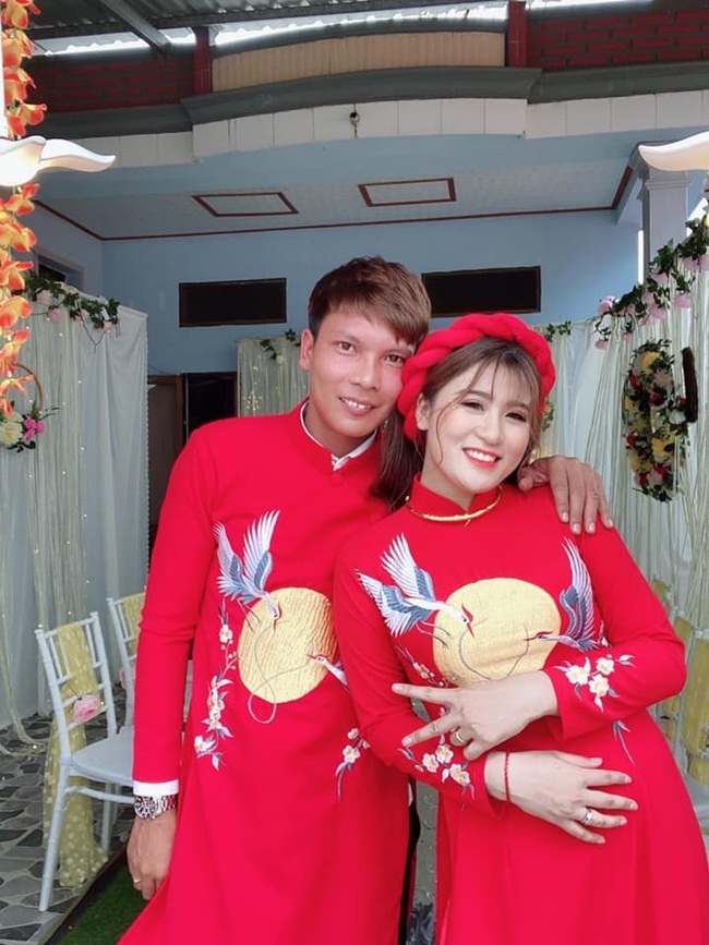 Cách đây vài ngày, Youtuber Lộc Fuho đăng tải hình ảnh trong lễ đính hôn với bạn gái kèm dòng trạng thái ngọt ngào: "Anh yêu vợ". Tuy nhiên, Lộc Fuho không tiết lộ ngày cưới cụ thể. Bên dưới bài viết, nhiều cư dân mạng gửi lời chúc mừng tới Youtuber nổi tiếng.
