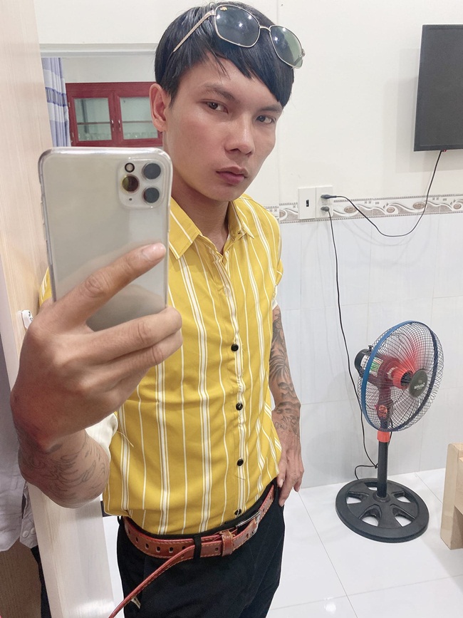 YouTuber sinh năm 1994 từng cho biết, sau 1 tháng lập kênh riêng, anh mới bật kiếm tiền. "Tháng đầu tiên khi được bật kiếm tiền, tôi kiếm được hơn 40 triệu đồng, những tháng sau cũng cỡ 40 - 50 triệu đồng. Nói chung tháng nào nhiều view thì tháng đó sẽ nhiều tiền. Còn những tháng gần đây thì mỗi tháng chỉ còn mười mấy triệu thôi. Tổng cộng hết từ khi lập kênh đến giờ, tôi kiếm được hơn 350 triệu đồng", Lộc phụ hồ chia sẻ về khoản thu nhập khủng.
