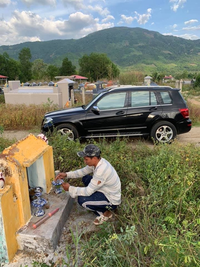 Năm 2020, Lộc Fuho chia sẻ hình ảnh lái xe sang đi làm công việc thợ hồ khiến nhiều người chú ý.
