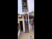 Bạn trẻ - Cuộc sống - Clip: Màn thoát thân nín thở của "kẻ vụng trộm" khi bị bắt quả tang