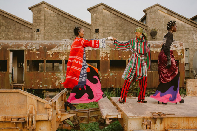 Đồ họa tiết tạo nên một tủ quần áo mùa Hè sôi động, thú vị và đầy niềm vui.