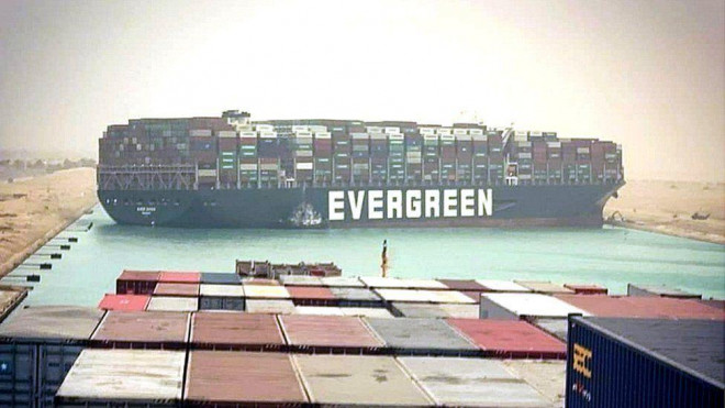 Tàu Ever Given mắc cạn ở kênh đào Suez. Ảnh: EPA