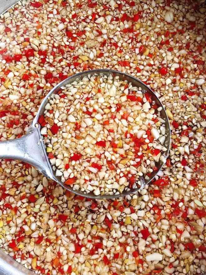 Hỗn hợp nước mắm chua ngọt để ngâm chuối