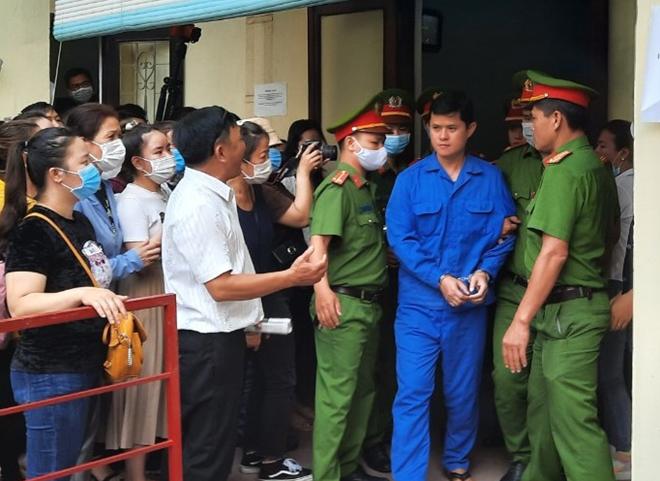 Vụ án cựu bác sĩ Lê Quang Huy Phương bị truy tố 3 tội danh được dư luận quan tâm.