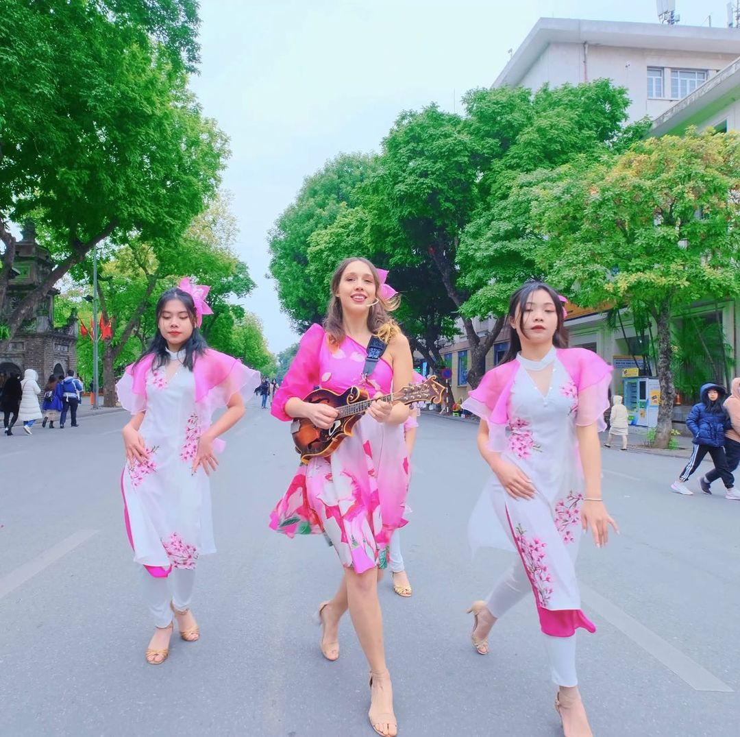 Sonya cùng các bạn trẻ Việt Nam đàn hát trên phố đi bộ ở Hà Nội