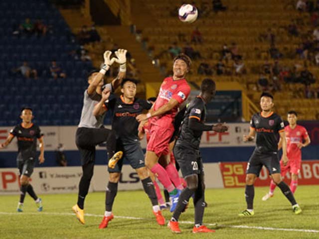 Sài Gòn FC (áo đỏ) gặp nhiều khó khăn vì lối chơi có dấu hiệu bị “bắt bài”