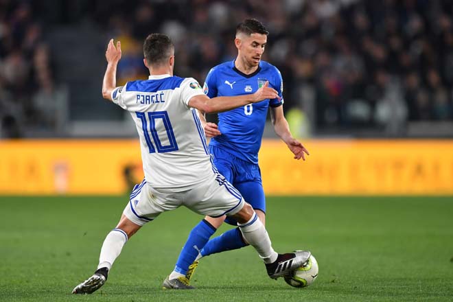 Italia (áo xanh) chơi quyết tâm vì mục tiêu giành vé World Cup 2022