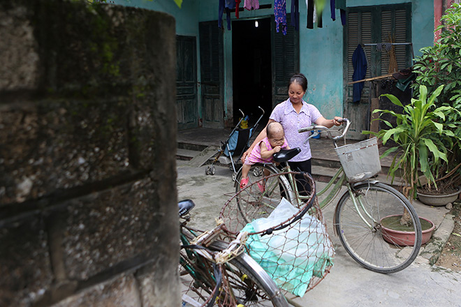 Bà Nguyễn thương con hết mức vì biết con sinh ra đã thiệt thòi. Ảnh: Việt Linh.