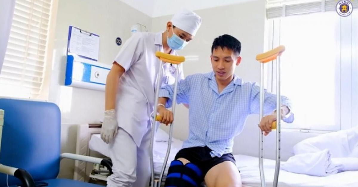 Bóng đá - Nhờ đâu Hùng Dũng hồi phục thần kỳ, tập đi sau 1 ngày phẫu thuật?