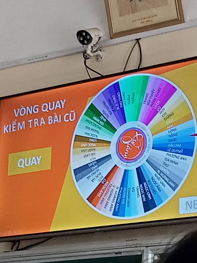 Cô giáo dùng "vòng quay kỳ diệu" kiểm tra bài cũ khiến học trò bên dưới "tim đập chân run".&nbsp;