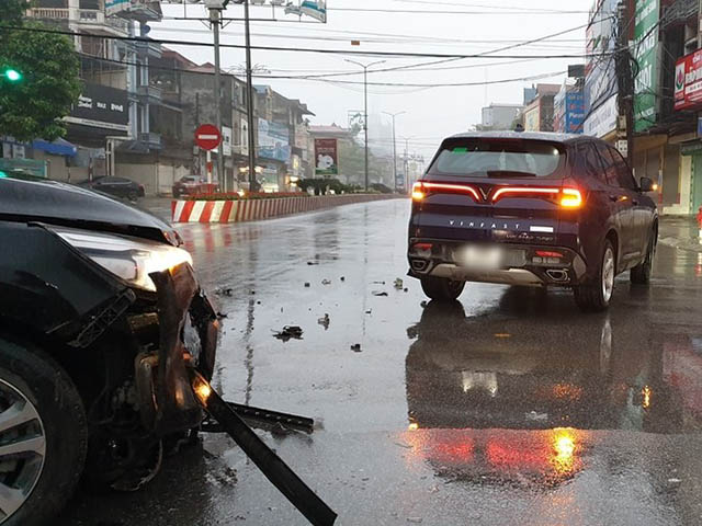 VinFast Lux SA2.0 "đụng" Kia Sedona tại ngã tư, xe nát đầu, xe gãy...