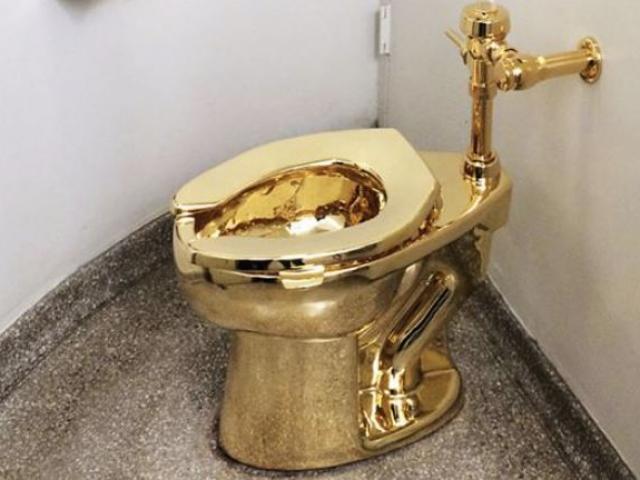 Kinh doanh - Tỷ phú dùng toilet bằng vàng, chi 4 tỷ/năm để làm tóc là ai?