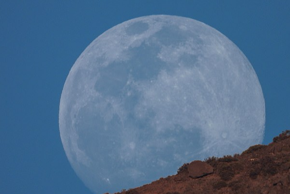 Một siêu trăng trước đây được chụp tại công viên Teide National Park - Ảnh: DAILY MAIL