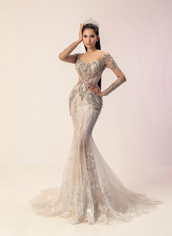 Á hậu Trương Thị May đẹp lộng lẫy trong chiếc váy cưới đuôi cá đầy quyến rũ - 2