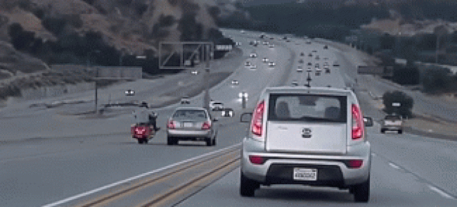 Video: Mô tô đạp vào xe ô tô, và màn trả đũa đầy bất ngờ - 1
