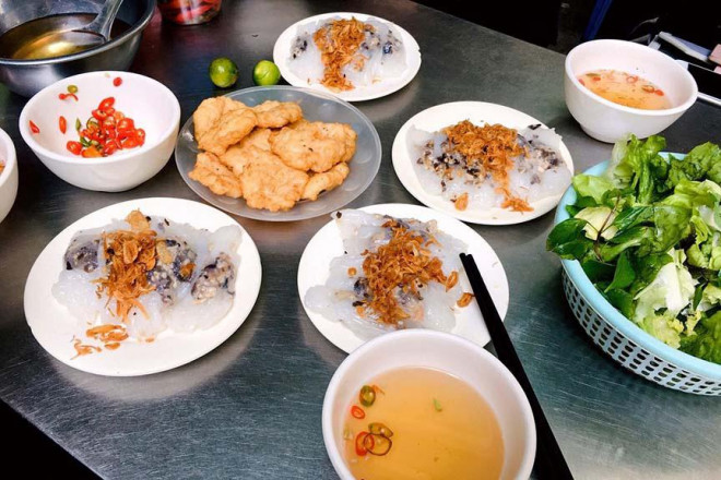 Bánh cuốn chả mực nổi tiếng Hạ Long ăn với bánh cuốn. Ảnh: Hoàng Anh