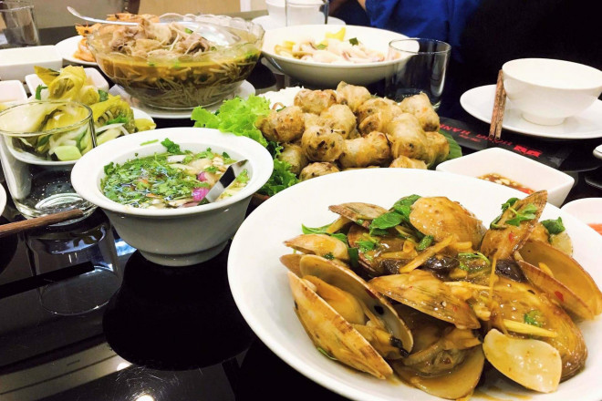 Suất ăn 250.000 đồng/người tại nhà hàng Hồng Hạnh 3 (Ảnh: Hoàng Anh)