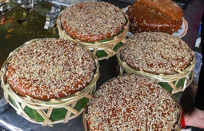 Giá bán bánh tài lồng ếp khá rẻ, một miếng nhỏ cỡ lòng bàn tay có giá khoảng 5.000đ. Loại bánh tài lồng ếp được rán giòn thì có giá cao hơn, khoảng 10.000đ/ miếng. (Ảnh: sưu tầm)