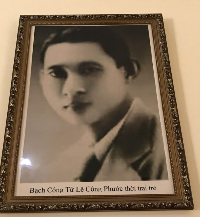 Hình ảnh thời trai trẻ của Bạch công tử được trưng bày trong ngôi nhà. 