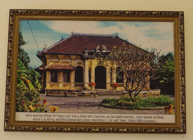 Hình ảnh đầu tiên của ngôi nhà được trưng bày trong ngôi nhà hiện nay đã được trùng tu. 