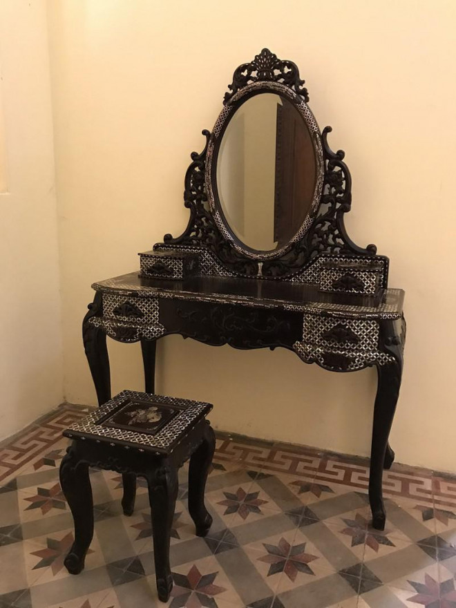 Chiếc gương soi được đặt dưới di ảnh của nghệ sĩ nhân dân Phùng Há.