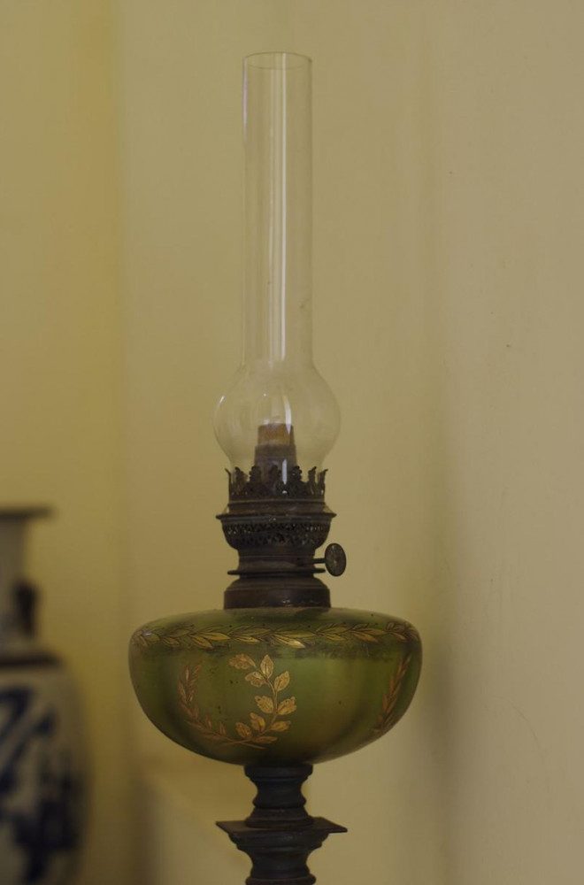 Chiếc đèn dầu với họa tiết tinh xảo.