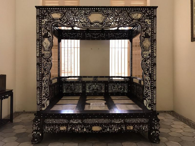 Chiếc giường ngủ từng được Bạch công tử sử dụng.