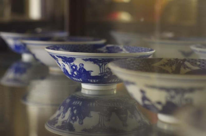 Bộ chén được trưng bày trong tủ ở sảnh chính.